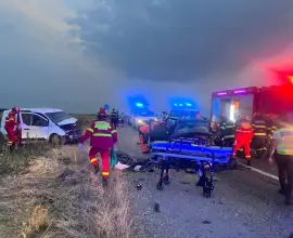 Foto Patru persoane rănite, după impactul între două autoturisme la Brâncoveni