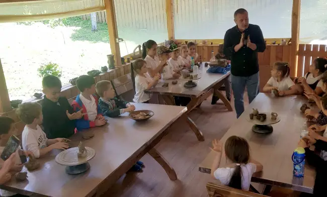 Foto Ateliere de vară la Muzeul Județean Olt - Creativitate pentru toate vârstele