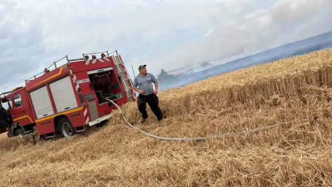 Foto Incendiu de proporții în Movileni, provocat de un stâlp de electricitate doborât de vânt (FOTO)