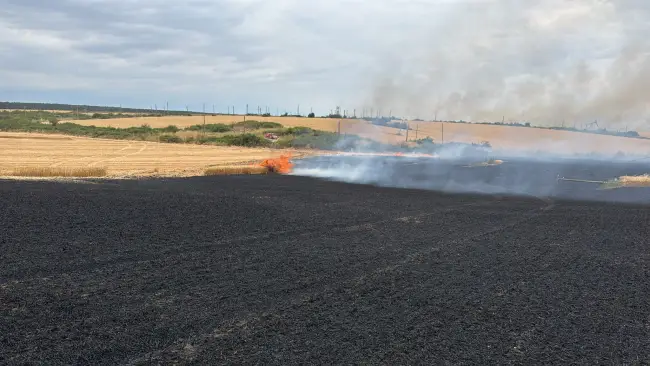 Foto Incendiu de proporții în Movileni, provocat de un stâlp de electricitate doborât de vânt (FOTO)