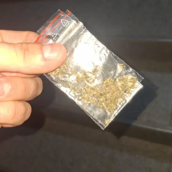Foto Tânăr de 19 ani depistat cu substanțe psihoactive în Slatina - Intervenție promptă a jandarmilor olteni
