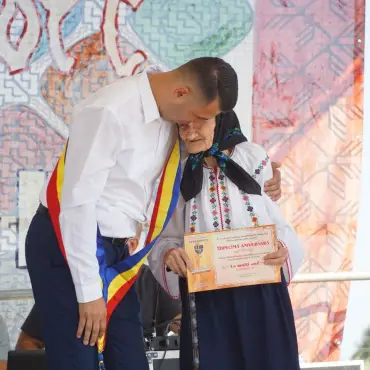 Foto Primarul din Şerbăneşti renunţă la „Sărbătoarea Secerişului” din lipsă de fonduri, banii merg la renovarea şcolii