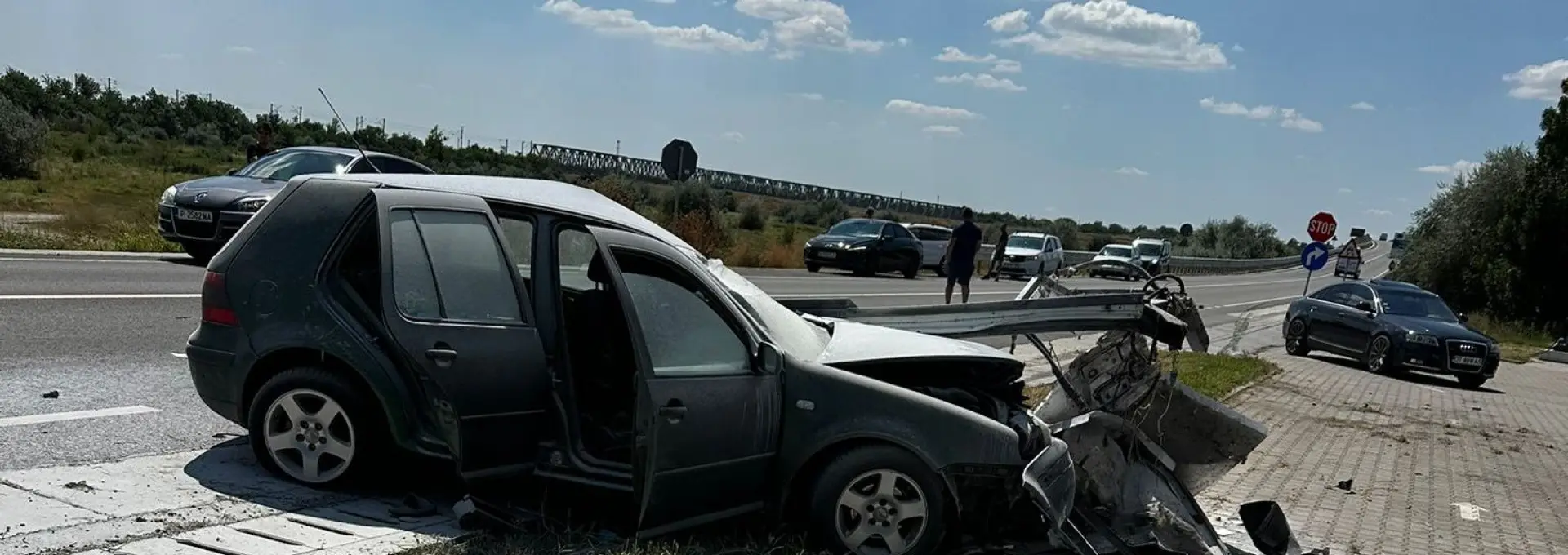 Foto Depășire periculoasă, cinci victime: Mașină distrusă și totem doborât într-o stație de carburanți, la Stoeneşti