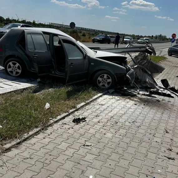 Foto Depășire periculoasă, cinci victime: Mașină distrusă și totem doborât într-o stație de carburanți, la Stoeneşti