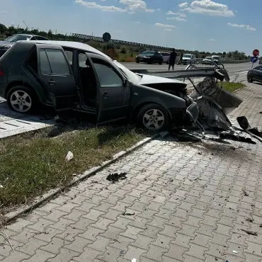 Foto Depășire periculoasă, cinci victime: Mașină distrusă și totem doborât într-o stație de carburanți, la Stoeneşti