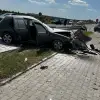 Foto Depășire periculoasă, cinci victime: Mașină distrusă și totem doborât într-o stație de carburanți, la Stoeneşti