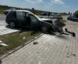Foto Depășire periculoasă, cinci victime: Mașină distrusă și totem doborât într-o stație de carburanți, la Stoeneşti