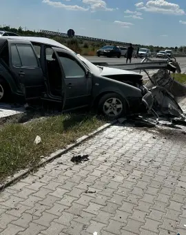 Foto Depășire periculoasă, cinci victime: Mașină distrusă și totem doborât într-o stație de carburanți, la Stoeneşti