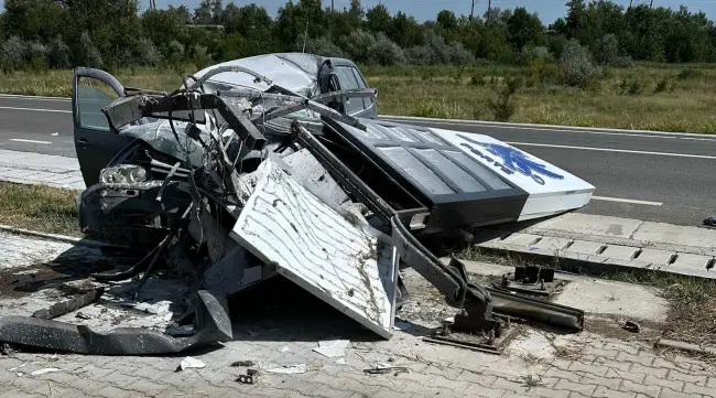 Foto Depășire periculoasă, cinci victime: Mașină distrusă și totem doborât într-o stație de carburanți, la Stoeneşti