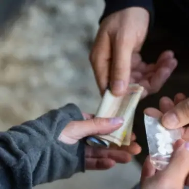Foto Un tânăr, care vindea cocaină şi ketamină, în Olt, arestat preventiv pentru trafic de droguri de mare risc