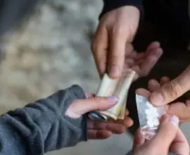 Foto Un tânăr, care vindea cocaină şi ketamină, în Olt, arestat preventiv pentru trafic de droguri de mare risc