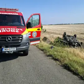 Foto Mașină răsturnată pe DJ 679, comuna Seaca: o victimă decedată, alta transportată la spital (FOTO)