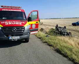 Foto Mașină răsturnată pe DJ 679, comuna Seaca: o victimă decedată, alta transportată la spital (FOTO)