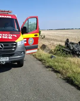 Foto Mașină răsturnată pe DJ 679, comuna Seaca: o victimă decedată, alta transportată la spital (FOTO)