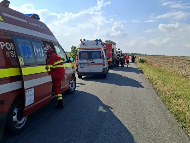 Foto Mașină răsturnată pe DJ 679, comuna Seaca: o victimă decedată, alta transportată la spital (FOTO)