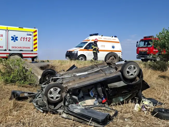 Foto Mașină răsturnată pe DJ 679, comuna Seaca: o victimă decedată, alta transportată la spital (FOTO)