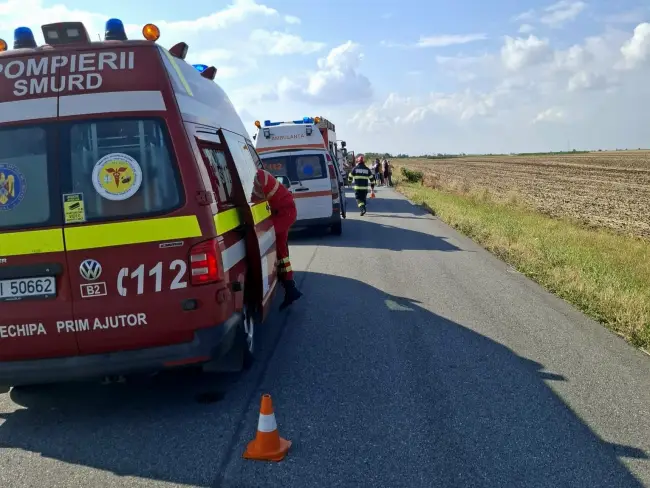 Foto Mașină răsturnată pe DJ 679, comuna Seaca: o victimă decedată, alta transportată la spital (FOTO)
