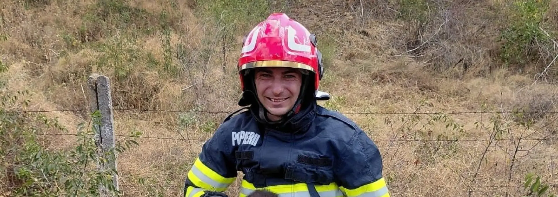 Foto Salvare reuşită la barajul Slătioara: un cățel scos de pompierii din Slatina, dintr-un canal dezafectat 