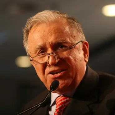 Foto Ion Iliescu, în continuare în stare critică. Ce spun medicii despre starea de sănătate a fostului președinte