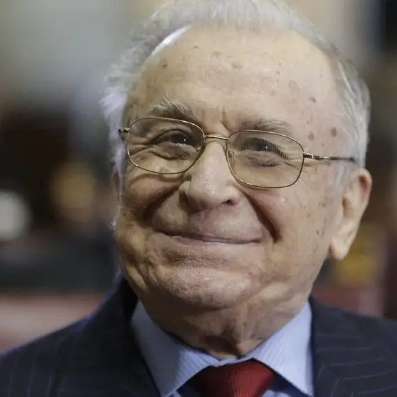 Foto Ion Iliescu nu mai poate respira fără aparate. S-a întrunit comitetul pentru organizarea funeraliilor de stat