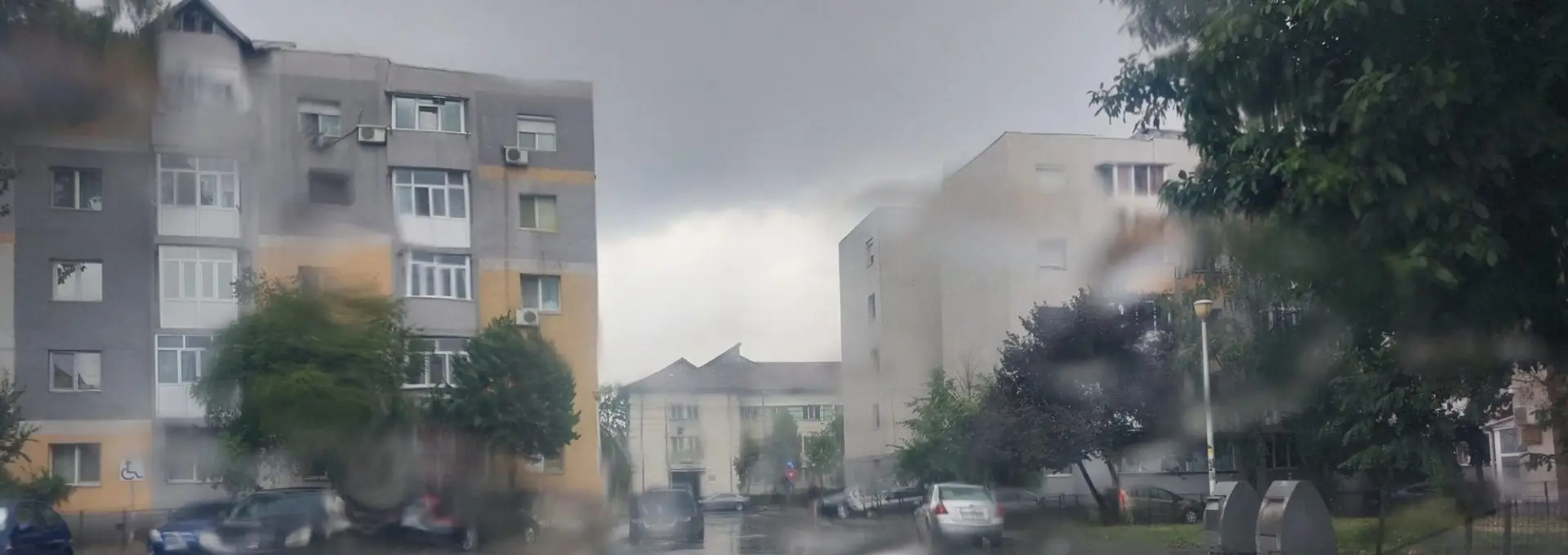 Foto Cod Galben de averse torenţiale, vijelii şi grindină în Slatina, dar şi alte localităţi din Olt