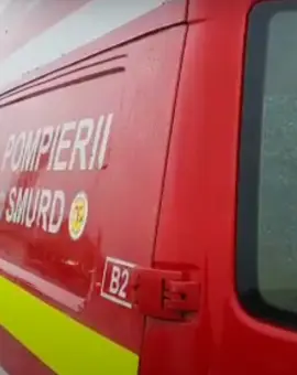 Foto Un slătinean, care ameninţa că se aruncă de pe Podul Olt, convins de pompieri să renunţe la gestul necugetat