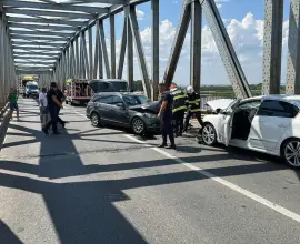 Foto Accident cu două autoturisme implicate, pe podul Olt, în Slatina