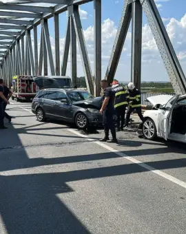 Foto Accident cu două autoturisme implicate, pe podul Olt, în Slatina