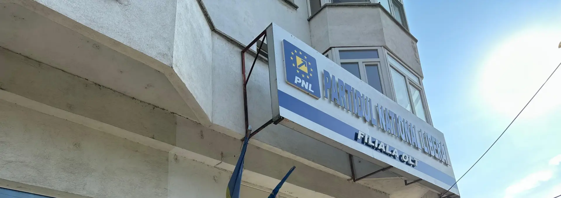 Foto Gest ruşinos al PNL Olt. Nu au coborât drapelul în bernă, deşi este zi de doliu naţional. FOTO
