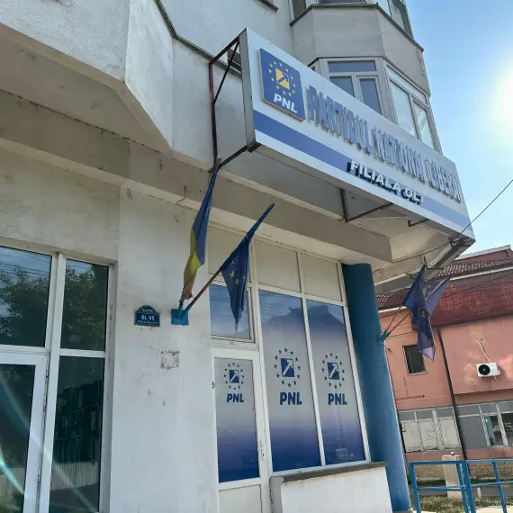 Foto Gest ruşinos al PNL Olt. Nu au coborât drapelul în bernă, deşi este zi de doliu naţional. FOTO