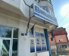 Foto Gest ruşinos al PNL Olt. Nu au coborât drapelul în bernă, deşi este zi de doliu naţional. FOTO