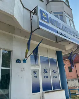 Foto Gest ruşinos al PNL Olt. Nu au coborât drapelul în bernă, deşi este zi de doliu naţional. FOTO