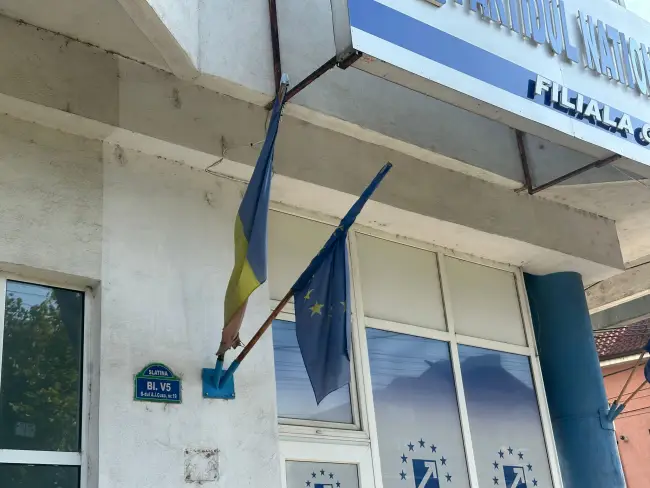 Foto Gest ruşinos al PNL Olt. Nu au coborât drapelul în bernă, deşi este zi de doliu naţional. FOTO