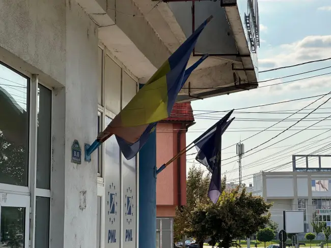Foto Gest ruşinos al PNL Olt. Nu au coborât drapelul în bernă, deşi este zi de doliu naţional. FOTO