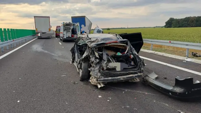 Foto Accident pe DEx12, în Argeş. Trei persoane rănite