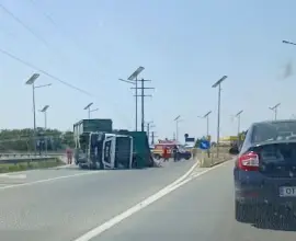 Foto O maşină încărcată cu gunoi s-a răsturnat pe Centura municipiului Caracal