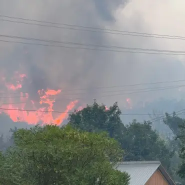 Foto Misiunea de stingere a incendiului de la Cungrea nu s-a încheiat. Patru gospodării afectate