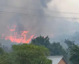 Foto Misiunea de stingere a incendiului de la Cungrea nu s-a încheiat. Patru gospodării afectate