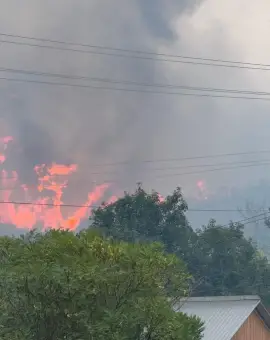 Foto Misiunea de stingere a incendiului de la Cungrea nu s-a încheiat. Patru gospodării afectate