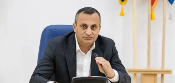 Foto Marius Oprescu: Achiziția microbuzelor electrice pentru elevi, transparentă și verificată, în ciuda atacurilor politice ale PNL Olt