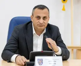 Foto Marius Oprescu: Achiziția microbuzelor electrice pentru elevi, transparentă și verificată, în ciuda atacurilor politice ale PNL Olt
