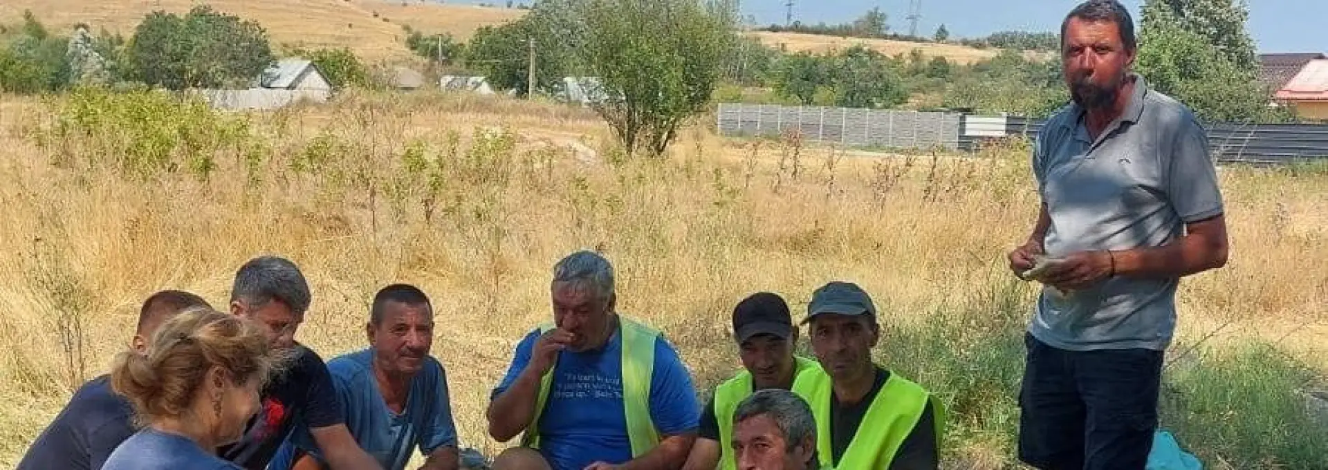 Foto Solidaritate pe șantierul de canalizare din Brebeni: apă, cafea și prânz pentru muncitori