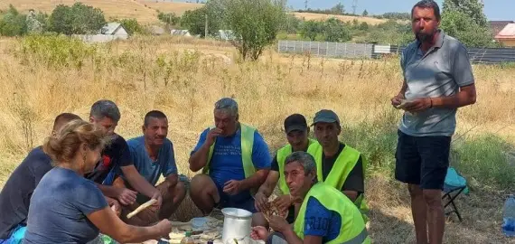 Foto Solidaritate pe șantierul de canalizare din Brebeni: apă, cafea și prânz pentru muncitori