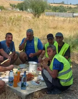 Foto Solidaritate pe șantierul de canalizare din Brebeni: apă, cafea și prânz pentru muncitori