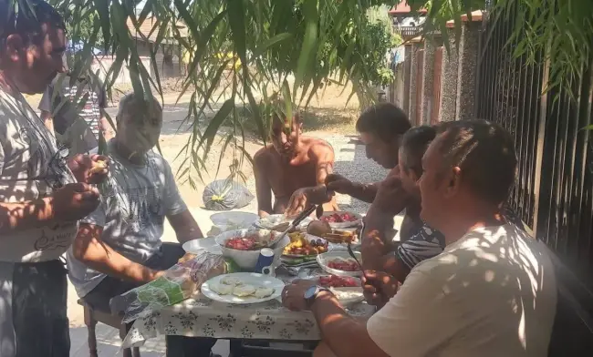 Foto Solidaritate pe șantierul de canalizare din Brebeni: apă, cafea și prânz pentru muncitori