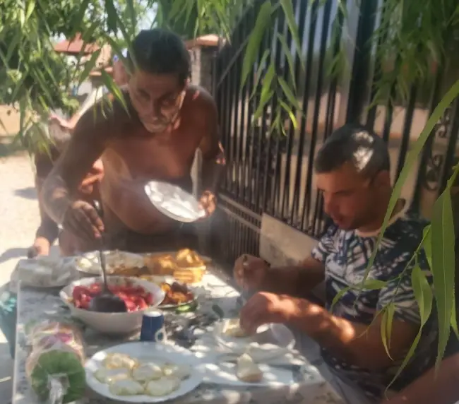 Foto Solidaritate pe șantierul de canalizare din Brebeni: apă, cafea și prânz pentru muncitori