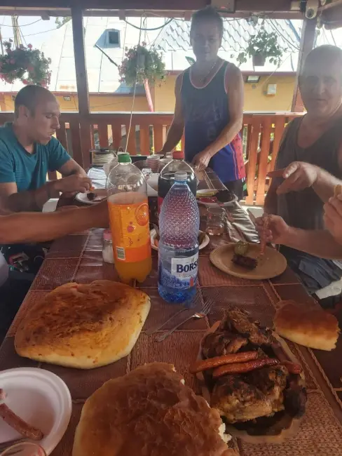 Foto Solidaritate pe șantierul de canalizare din Brebeni: apă, cafea și prânz pentru muncitori