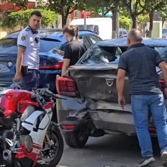 Foto Accident în Slatina, pe Bulevardul A.I. Cuza. Un motociclist a ajuns la spital