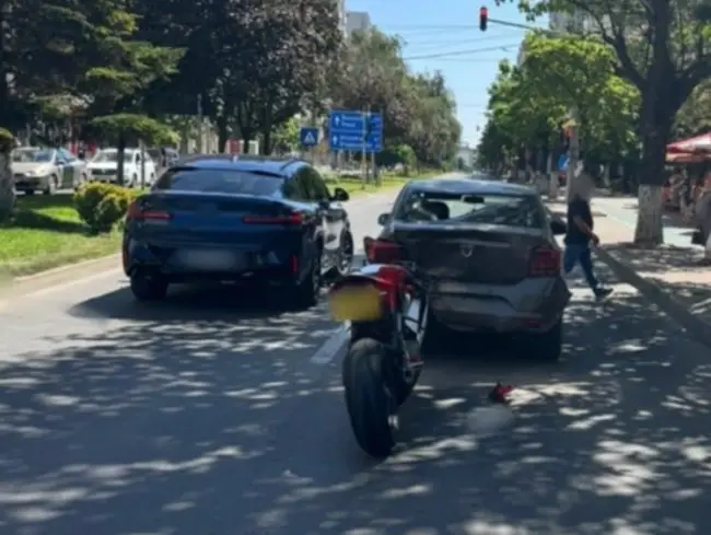 Foto Accident în Slatina, pe Bulevardul A.I. Cuza. Un motociclist a ajuns la spital