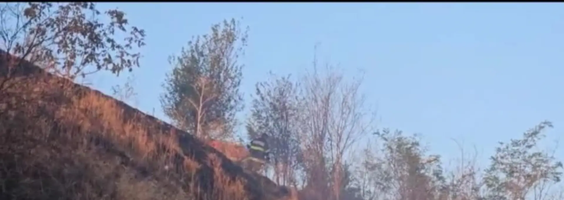 Foto VIDEO. Incendiu izbucnit în Slatina, în zona staţiei de epurare. Flăcările ameninţau zona locuită de pe strada Mânăstirii